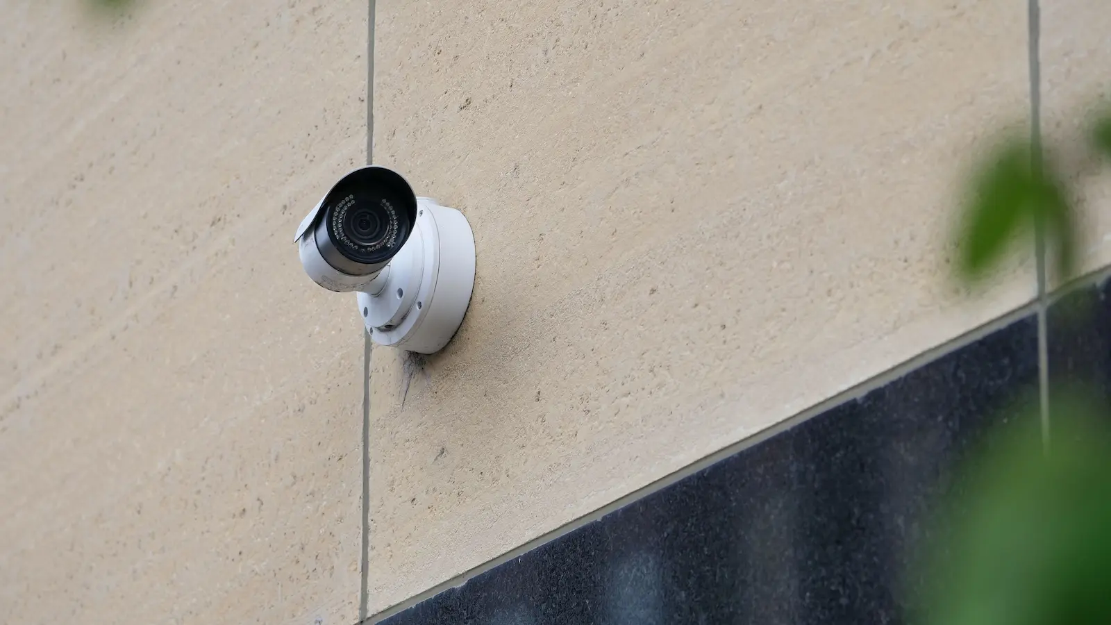 Wetterfeste Überwachungskamera an einer Hauswand im Außenbereich – Symbolbild für Outdoor-Überwachungskameras ohne Abo im Vergleich